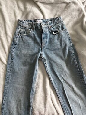 Zara Light Wash Women’s Mid-Rise Straight Jeans